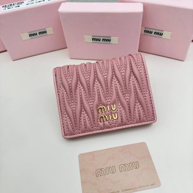 Miumiu 3513颜色 粉色 蓝色尺寸 11.5*10*3Miumiu专柜最新款 专柜爆款热力来袭 经典提花压纹设计 釆用顶级进口小羊皮 皮质细腻柔软 做工