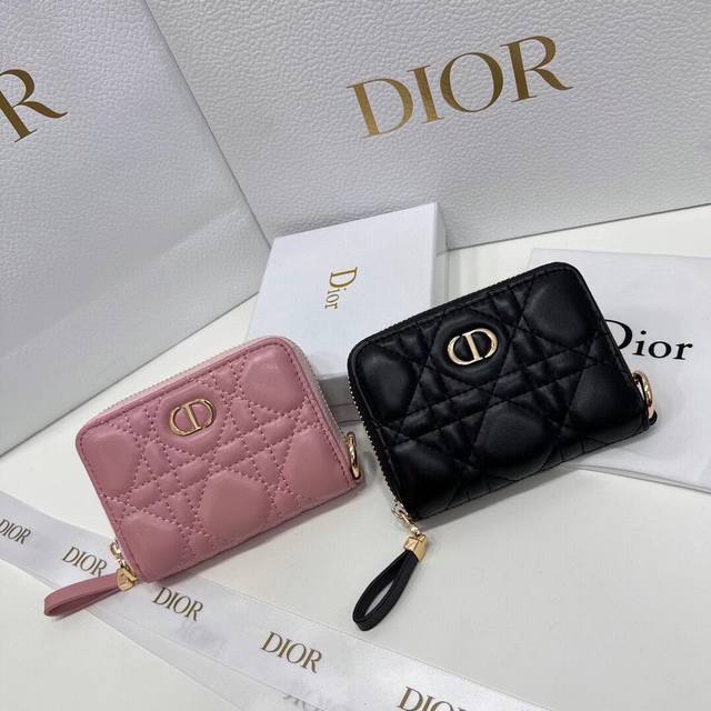 Dior 2386颜色 黑 粉尺寸 12*8.5Dior 专柜最新款出货 采用柔软的小羊皮革精心制作 饰以标志性的藤格纹缉面线 搭配有金属环 可挂在新款刺绣肩带