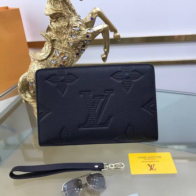 颜色 黑尺寸 27X17型号 6696Louis Vuitton 路易威登 手拿包 不但包型做得好 而且品质也非常精细 采用进口牛皮压花制作 五金配套带密码锁 - 点击图像关闭