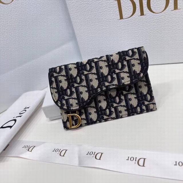 Dior 2383颜色 黑色 尺寸 13*8.5*2.5Dior 专柜最新款出货 D家新款马鞍小卡包出货 小小一只 能放十几张卡和几张现金 对于现在人来说足够用