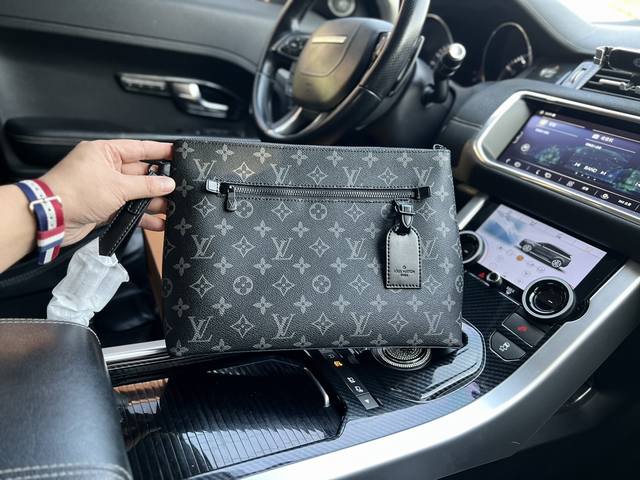 高端货 新款 Louis Vuitton 手拿包 M69837 Lv Aerogram 手包 全新 Lv Aerogram 手包以内敛设计释放潮流格调 舒软细腻 - 点击图像关闭