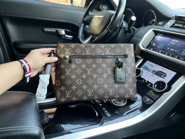 高端货 新款 Louis Vuitton 手拿包 M69837 Lv Aerogram 手包 全新 Lv Aerogram 手包以内敛设计释放潮流格调 舒软细腻 - 点击图像关闭