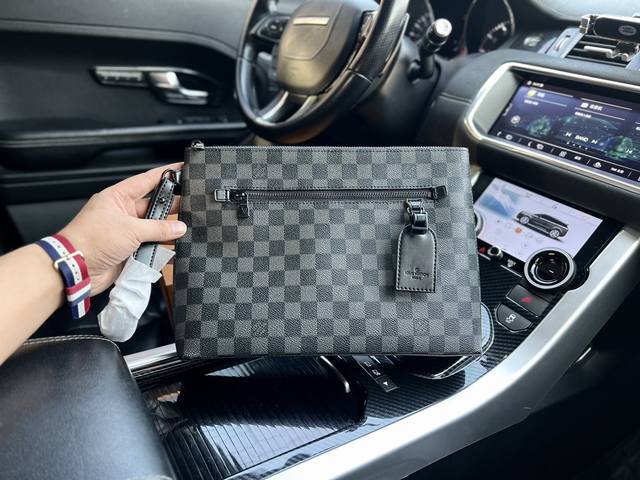 高端货 新款 Louis Vuitton 手拿包 M69837 Lv Aerogram 手包 全新 Lv Aerogram 手包以内敛设计释放潮流格调 舒软细腻