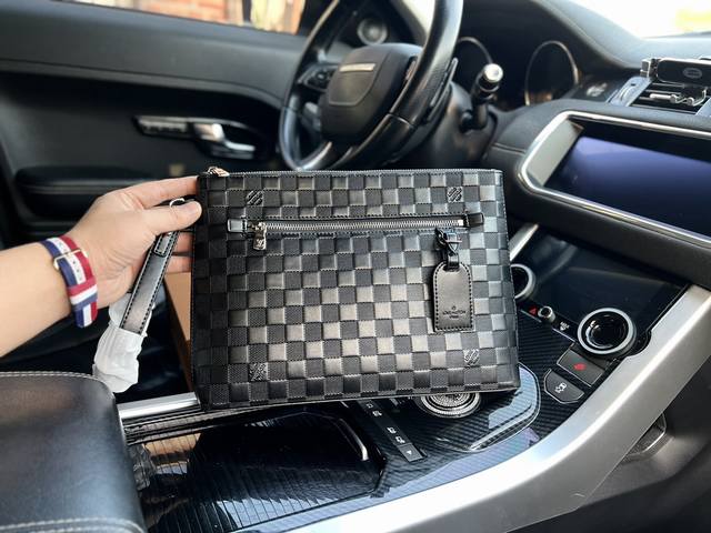 高端货 新款 Louis Vuitton 手拿包 M69837 Lv Aerogram 手包 全新 Lv Aerogram 手包以内敛设计释放潮流格调 舒软细腻