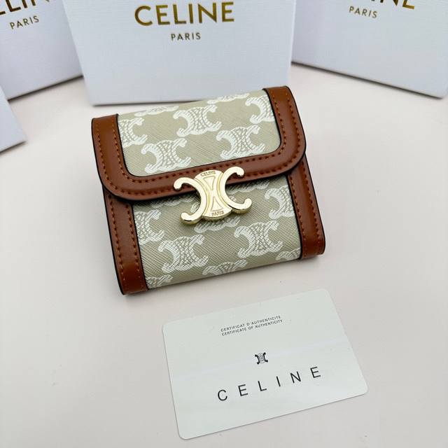 Celine A48 颜色 米棕色尺寸 11*10*5Celine 专柜triomphe Canvas 标志印花帆布系列 专柜同步 采用头层牛皮 精致时尚