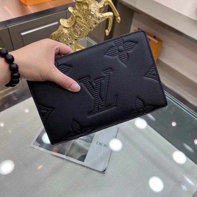 颜色 黑尺寸 27X17型号 6696Louis Vuitton 路易威登 手拿包 不但包型做得好 而且品质也非常精细 采用进口牛皮压花制作 五金配套带密码锁 - 点击图像关闭