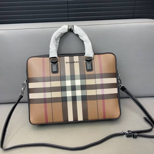 Burberry 巴宝莉新款印花公文包 男士斜挎手提包 电脑包 经典复刻设计 采用精湛镶嵌细工 实物拍摄 原厂原版面料 配送防尘布袋 38 X 28 Cm