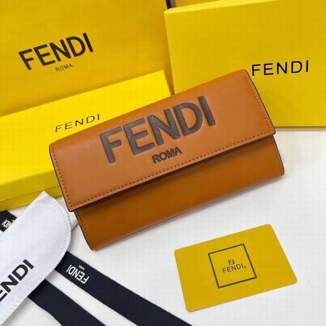 Fendi 2606颜色 黑色 土黄尺寸 19*10.5*3.5Fendi 专柜同步 专柜品质顶级进口牛皮 海外订制钥匙扣五金 做工油边精湛