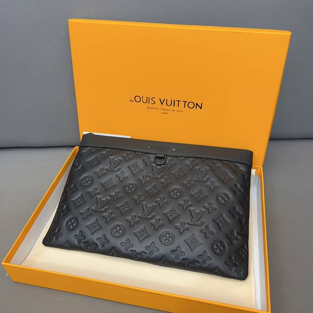 Louisvuitton 路易威登pochette牛皮压花手袋 男士手拿包 文件包 采用精湛镶嵌细工 实物拍摄 原厂原版面料 M62903 配送防尘袋 礼盒 3