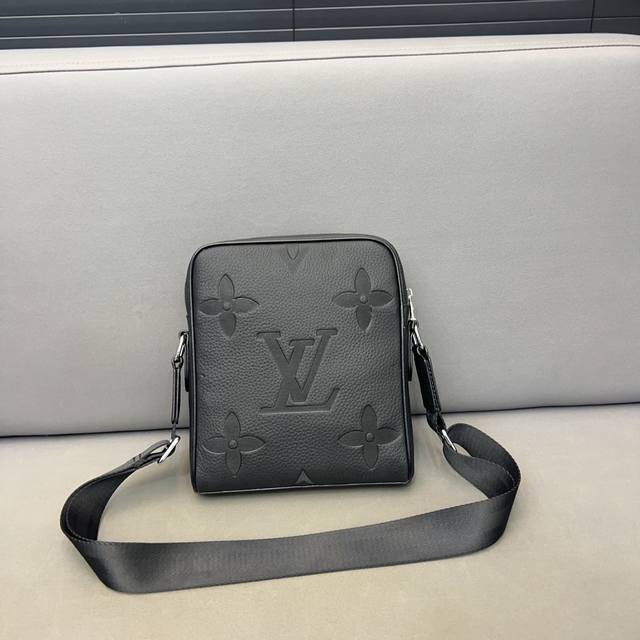 Louisvuitton 路易威登g 压花单肩包 男士休闲斜挎包 采用精湛镶嵌细工 经典百搭 实物拍摄 原厂原版面料 配送防尘袋 24 X 21Cm