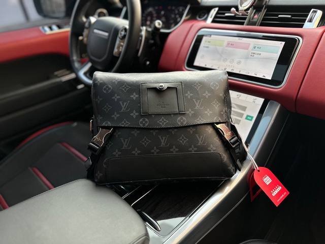 高端货 新款 Louis Vuitton 邮差包 M40511 Voyager 小号邮差包 以经典学院风格为设计灵感 此款 Messenger Pm Voyag