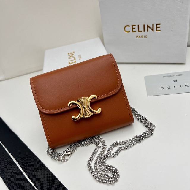 Celine 10783 链条可拆卸颜色 黑 棕 灰尺寸 11*10*5Celine凯旋门非常炫美的一个系列 专柜同步 采用头层牛皮 精致时尚 可以单肩背 也可 - 点击图像关闭