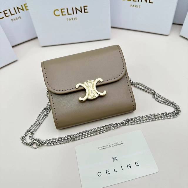 Celine 10783 链条可拆卸颜色 黑 棕 灰尺寸 11*10*5Celine凯旋门非常炫美的一个系列 专柜同步 采用头层牛皮 精致时尚 可以单肩背 也可