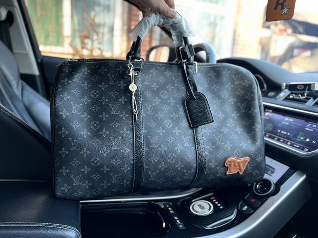 高端货 新款 Louis Vuitton 旅行袋 Keepall Bandouliere 50可拆卸可调节肩蒂拉链开合 帆布 手提单肩斜挎旅行包 男款卡其绿 朱