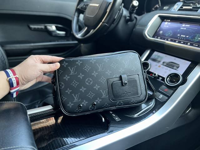 高端货 最新款 Louis Vuitton 单肩包 本款 Alpha 邮差包放大演绎品牌经典 Damier Graphite 图案 为其渲染渐变色彩 紧凑构型令