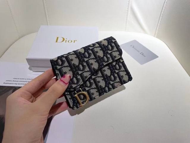 Dior 0611 颜色 黑色尺寸 10.5*7Dior 专柜最新款出货 D家新款马鞍小卡包出货 小小一只 能放十几张卡和几张现金 对于现在人来说足够用了 复古