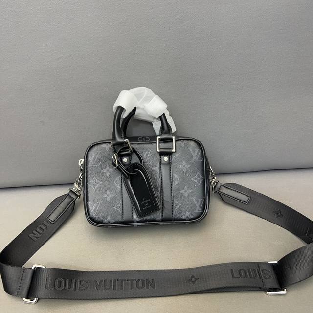 Louisvuitton 路易威登nano Porte Docume手提斜挎包 男女通用单肩包 采用精湛镶嵌细工 经典百搭 实物拍摄 原厂原版面料 配送防尘袋