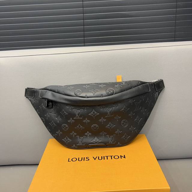 Louisvuitton 路易威登discoverv 印花腰包 黑武士斜挎胸包 原厂面料材质 电镀五金 高端货 配送礼盒 防尘袋 38 X 18 Cm