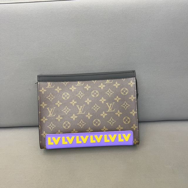 Louisvuitton 路易威登 Pochette Voyage 手拿包 洗漱包 采用精湛镶嵌细工 实物拍摄 原厂原版面料 配送防尘布袋 礼盒 27 X 20