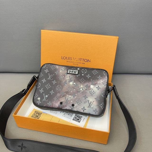 Louisvuitton 路易威登 Galaxy星空系列相机差包 斜挎包 原厂面料材质 高品质 M44165 配送防尘袋 礼盒 25 X 17 Cm