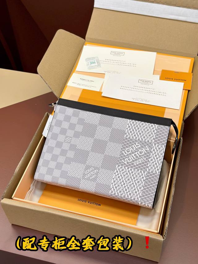 顶级原单pochette Voyage 中号手袋 N60443 本款 Pochette Voyage 手拿包选取 Damier Graphite 3D 帆布 展