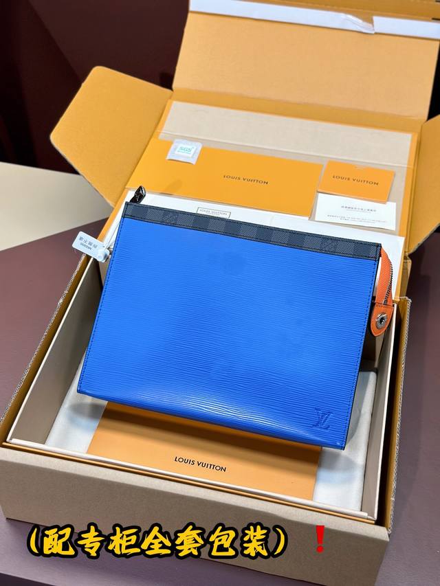 顶级原单pochette Voyage 中号手袋 M62912 蓝色 此款由epi皮革与monogram帆布裁制而成的pochette Voyage中号手袋是对