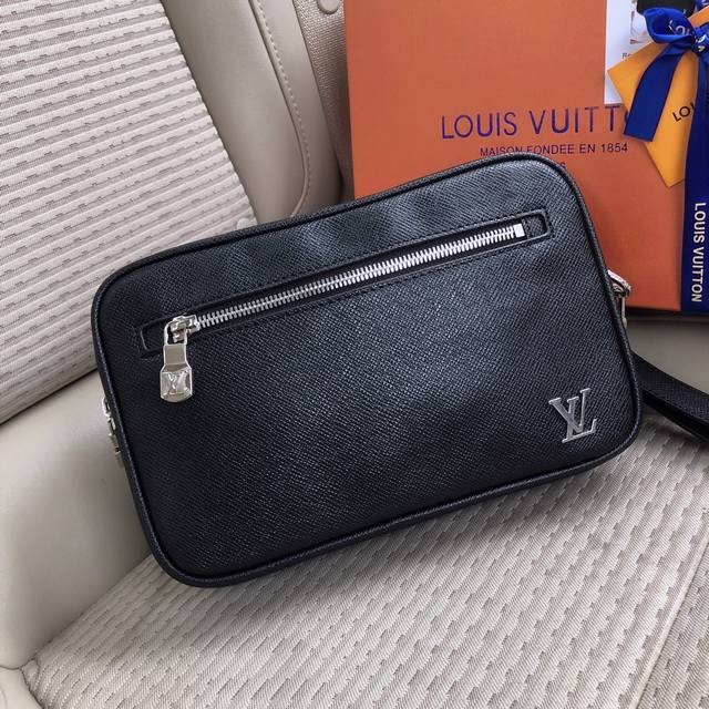 Lv 30441 相机手拿包 配盒子发票 作为春夏季前预展系列新品 Alpha邮差包采用monogram Galaxy帆布面料 小巧有型 空间容量大 适合手拿 - 点击图像关闭