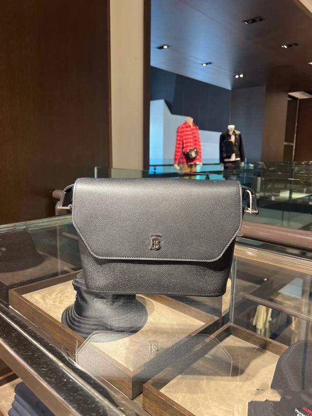 版型立挺的信使包 选用粒纹皮革材质打造 装饰thomas Burberry 专属标识 29 X X 1 Cm 可调式肩背带 1个拉链内袋 手绘涂漆边缘 光泽金属