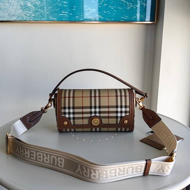 巴宝莉 Burberry 新款复古格紋小包 上身真的絕了手提柄和寬肩帶不同的搭配设计灵感源自品牌典藏档案库 装饰 Burberry 格纹 搭配镌刻徽标的按扣 2 - 点击图像关闭