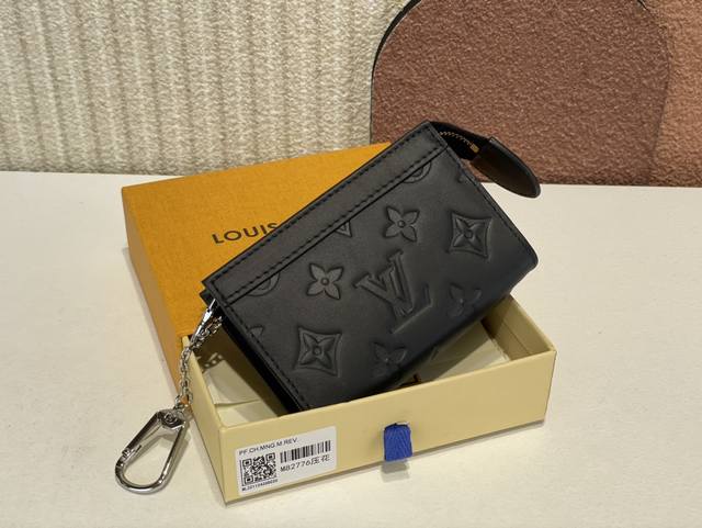 顶级原单复刻独家实拍m82776压花 Monogram Eclipse帆布上装饰了牛皮皮革的 Pochette Cre Voyage 可以安全收纳硬币 折叠纸币