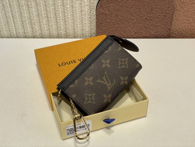 顶级原单复刻独家实拍m82776老花 Monogram Eclipse帆布上装饰了牛皮皮革的 Pochette Cre Voyage 可以安全收纳硬币 折叠纸币