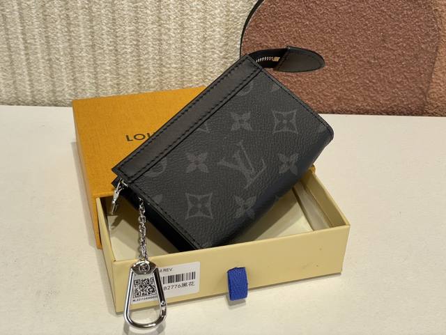 顶级原单复刻独家实拍m82776黑花 Monogram Eclipse帆布上装饰了牛皮皮革的 Pochette Cre Voyage 可以安全收纳硬币 折叠纸币