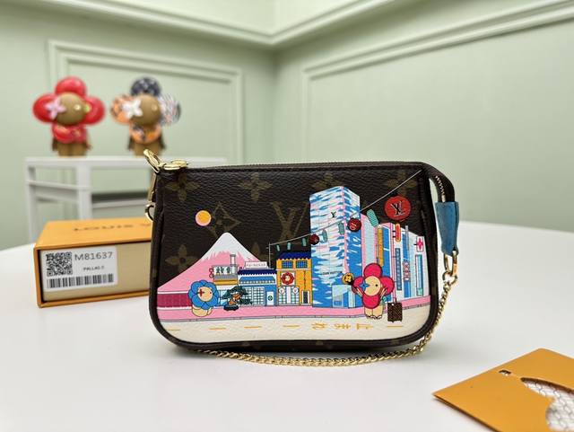 顶级原单 M81637本款 Mini Pochette Accessoires 手拿包来自 Vivienne Holidays 2022 系列 以限定印花道出路