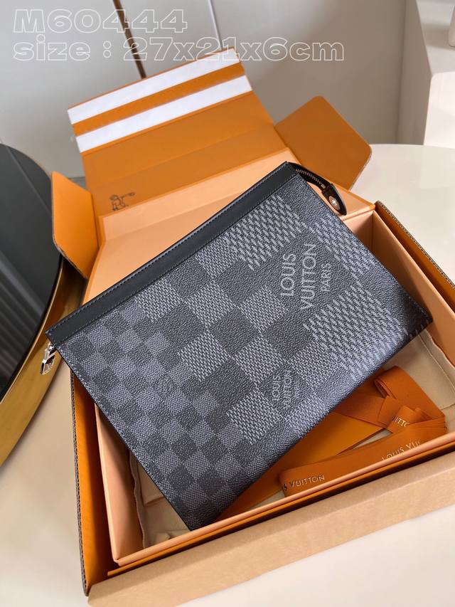 顶级原单 独家实拍 N60444 升级精品包装版 本款 Pochette Voyage 手拿包选取 Damier Graphite 3D 帆布 展现路易威登经典