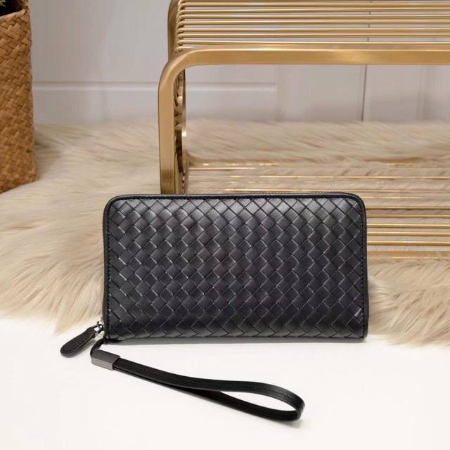 品牌名称 Bottega Veneta 产品规格 21X12X Cm 产品材质 顶级原单头层牛皮 产品详情 黑色 大号 产品型号 8 配礼品盒子