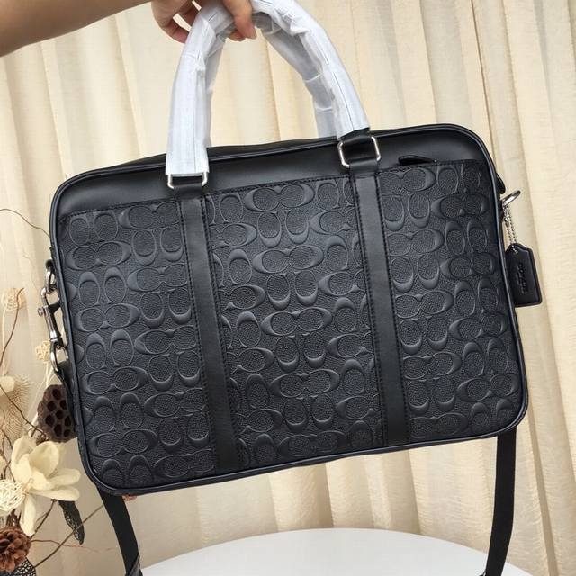 Coach蔻驰f72 C标logo浮雕公文包 男士单肩斜挎手提电脑包 尺寸 40Cm29Cm Cm