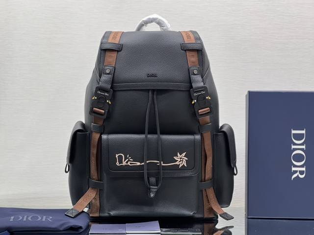 特价 这款 Dior Hit The Road 双肩背包是本季的新款单品 来自 Dior 与 Cactus Jack 的尊享联名系列 采用黑色粒面牛皮革精心制作