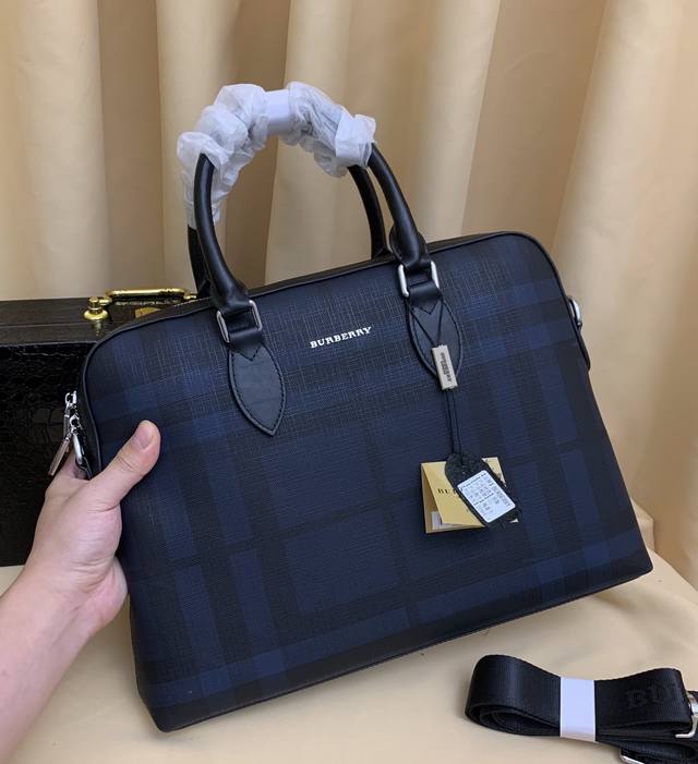 P 型号 2094-1蓝色 规格 39X30X7Cm 引领时尚burberry 巴宝莉至尊品牌 顶级进口 Pvc永久挤在潮流隽永的前线 秉承品牌传统精髓 顶级名