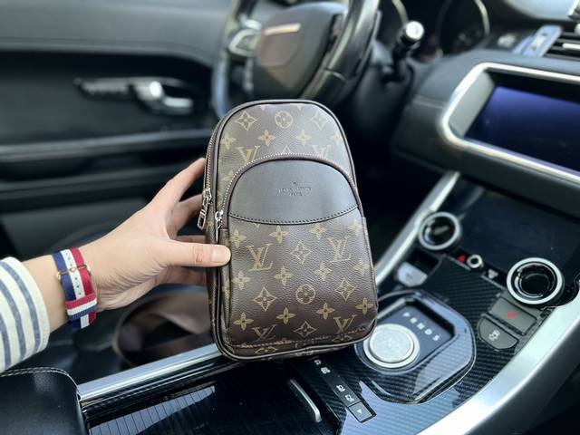 高端货 新款 Louis Vuitton 胸包 进口原厂面料大容量 内置暗袋 高清五金logo标志 专用内里 顺滑拉链 油边平滑 做工精致每个细节到位 潮男必备