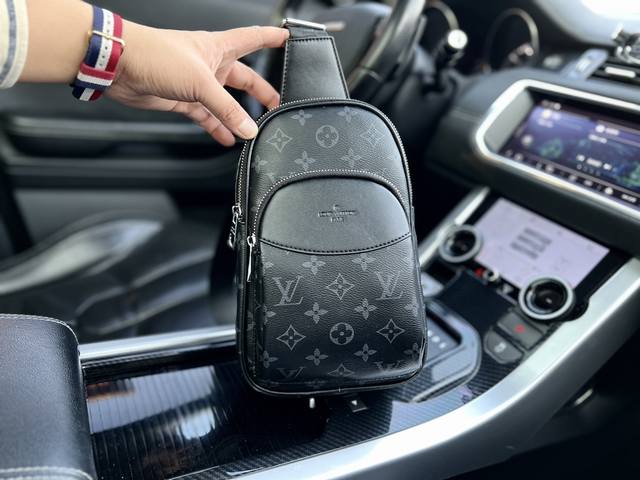 高端货 新款 Louis Vuitton 胸包 进口原厂面料大容量 内置暗袋 高清五金logo标志 专用内里 顺滑拉链 油边平滑 做工精致每个细节到位 潮男必备