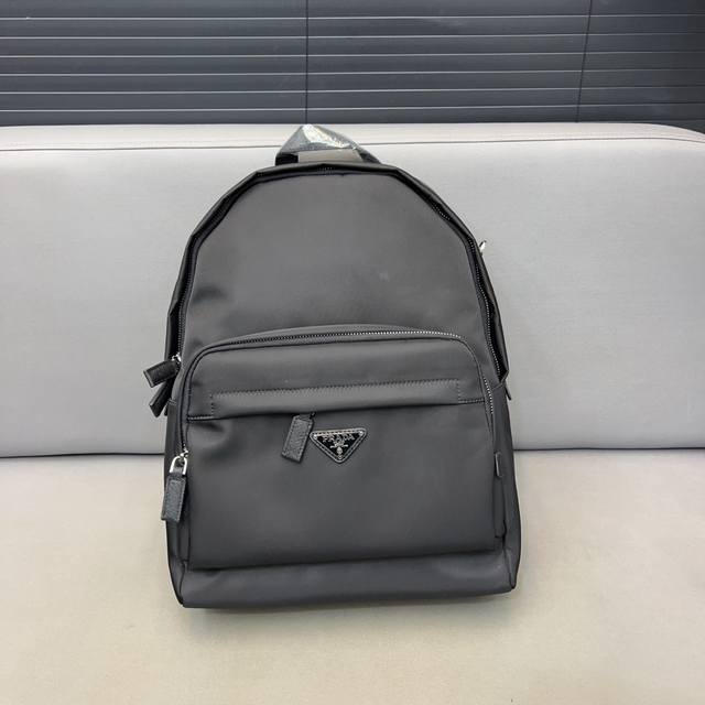 Prada 普拉达 Re-Nylon 尼龙布双肩包 背包 男女通用 原厂防水布材质 电镀五金 高端货 规格:32 X 41Cm