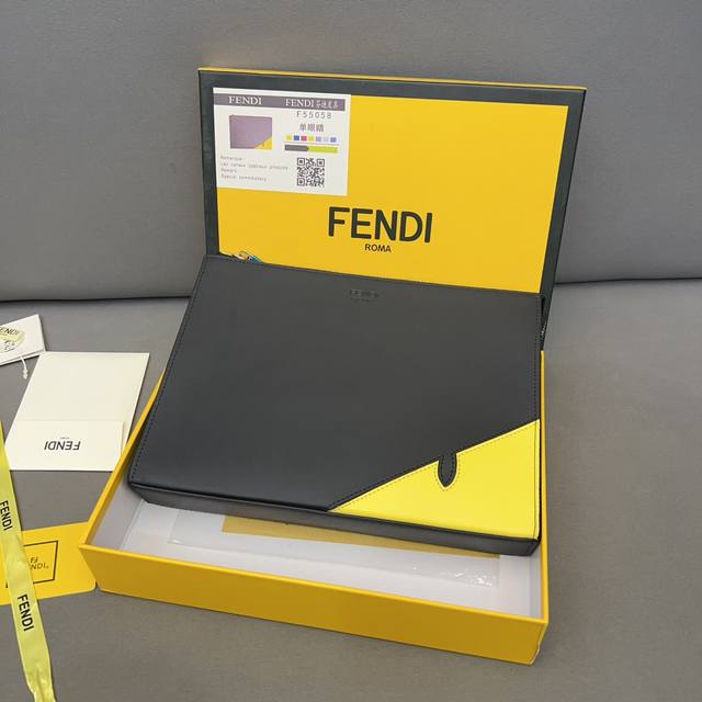 Fendi 芬迪 Ff牛皮手拿包 手袋 手包 采用精湛镶嵌细工 经典百搭 实物拍摄 配送防尘袋 礼盒 21 X 27 Cm