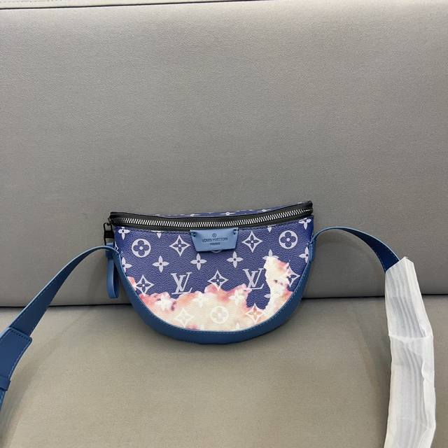 Louisvuitton 路易威登 Moon 单肩斜挎包 采用精湛镶嵌细工 实物拍摄 原厂原版面料 配送防尘布 24 X 16Cm