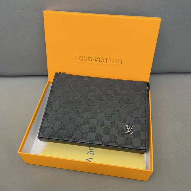 Louisvuitton 路易威登 Pochette Voyage 牛皮压花手袋男士手拿包 洗漱包 采用精湛镶嵌细工 实物拍摄 原厂原版面料 配送 礼盒 27 - 点击图像关闭