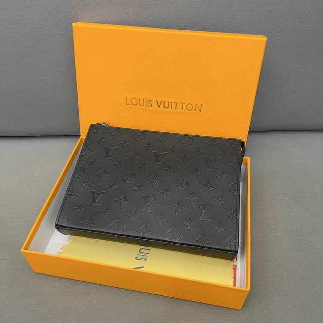 Louisvuitton 路易威登 Pochette Voyage 牛皮压花手袋男士手拿包 洗漱包 采用精湛镶嵌细工 实物拍摄 原厂原版面料 配送 礼盒 27