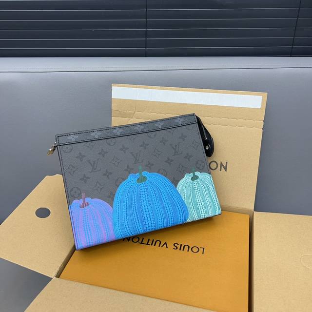 Louisvuitton 路易威登 X Yayoi 草间弥生联名 南瓜pochette Voyage 双面手袋男士手拿包 洗漱包 采用精湛镶嵌细工 实物拍摄 原