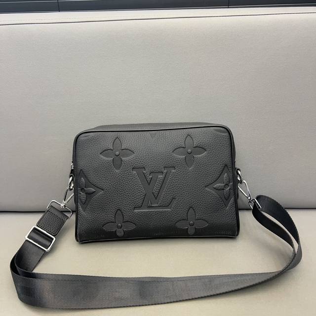 Louisvuitton 路易威登 男士小牛皮单肩包 邮差包 斜挎包 采用精湛镶嵌细工 经典百搭 实物拍摄 原厂原版面料 高端品质 配送防尘袋 25 X 18