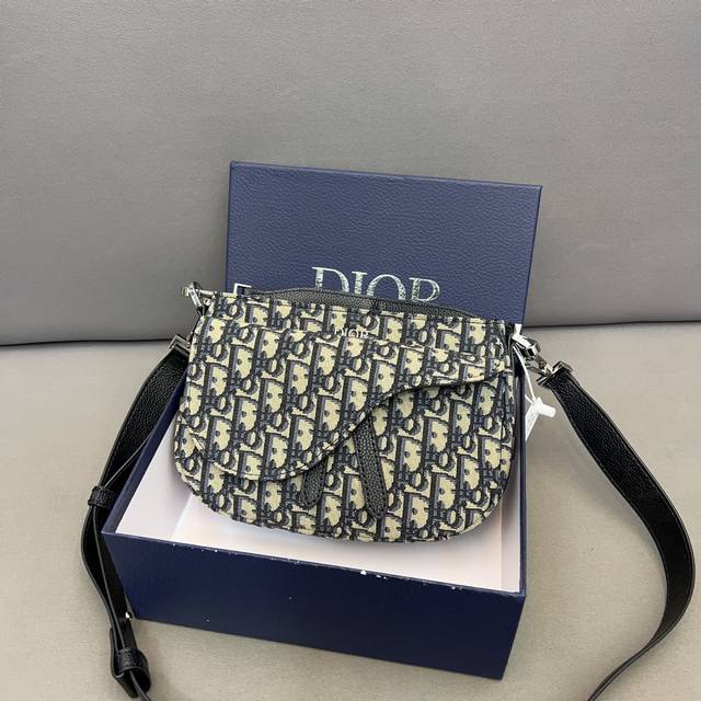 Dior 迪奥 Saddle马鞍包 刺绣老花男女同款腰包斜挎胸包 明星单品 采用精湛镶嵌细工 经典百搭 实物拍摄 原厂原版面料 配送防尘袋 礼盒 24 X 17