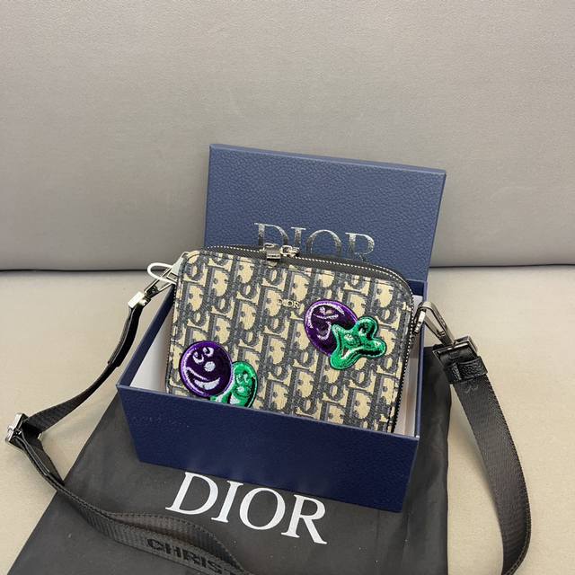 Dior 迪奥 Kenny Schaefer联名 小方包 图章刺绣针织相机包 男女通用斜挎包 单肩包 采用精湛镶嵌细工 经典百搭 实物拍摄 原厂原版面料 配送防