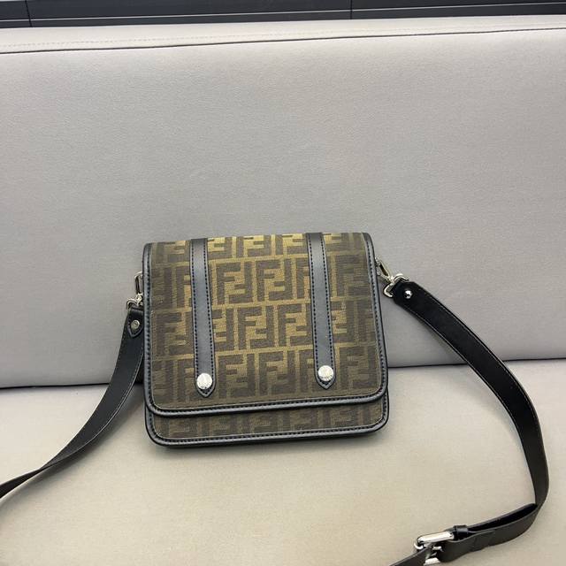 Fendi 芬迪 Eclissi翻盖邮差包 Ff帆布单肩斜挎包 采用精湛镶嵌细工 经典百搭 实物拍摄 原厂原版面料 配送防尘袋 礼盒 24 X 20Cm